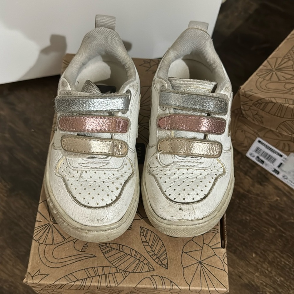 Toddler Veja V10 chromefree sneaker size 24